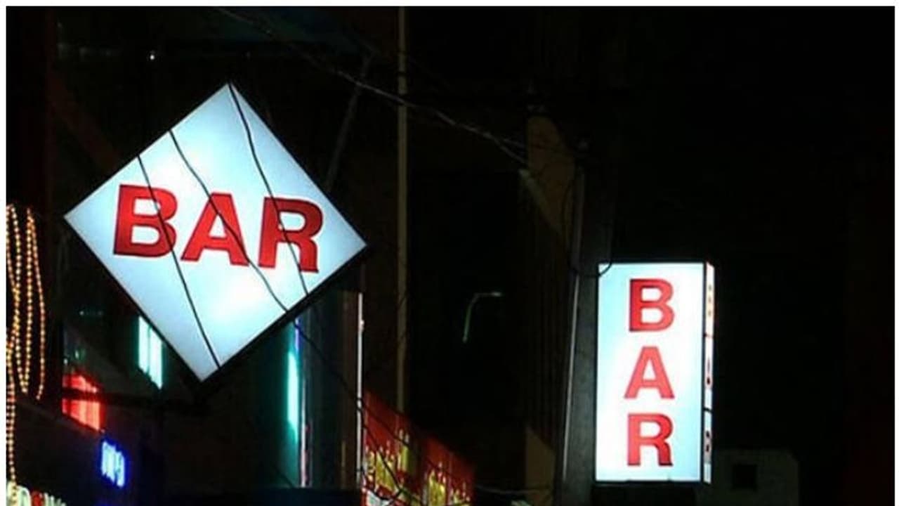 മദ്യം വിളമ്പാന്‍ വിദേശ വനിതകള്‍; കൊച്ചിയിലെ ഹോട്ടലിനെതിരെ കേസെടുത്തു