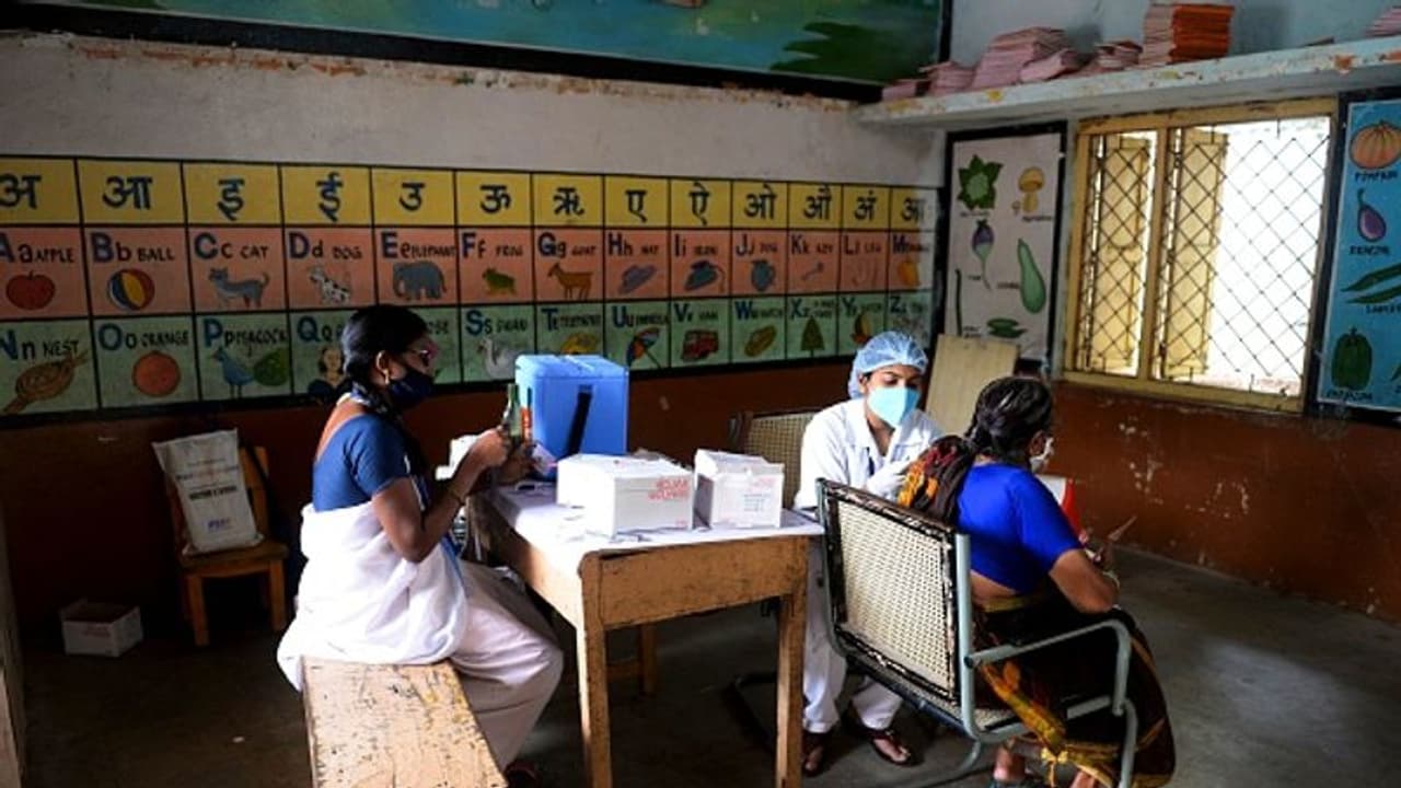 கொரோனாவை ‘ஓட’ வைக்க தமிழக அரசின் விடா முயற்சி… தொடங்கியது தடுப்பூசி முகாம்… கொரோனாவை ‘ஓட’ வைக்க தமிழக அரசின் விடா முயற்சி… தொடங்கியது தடுப்பூசி முகாம்…