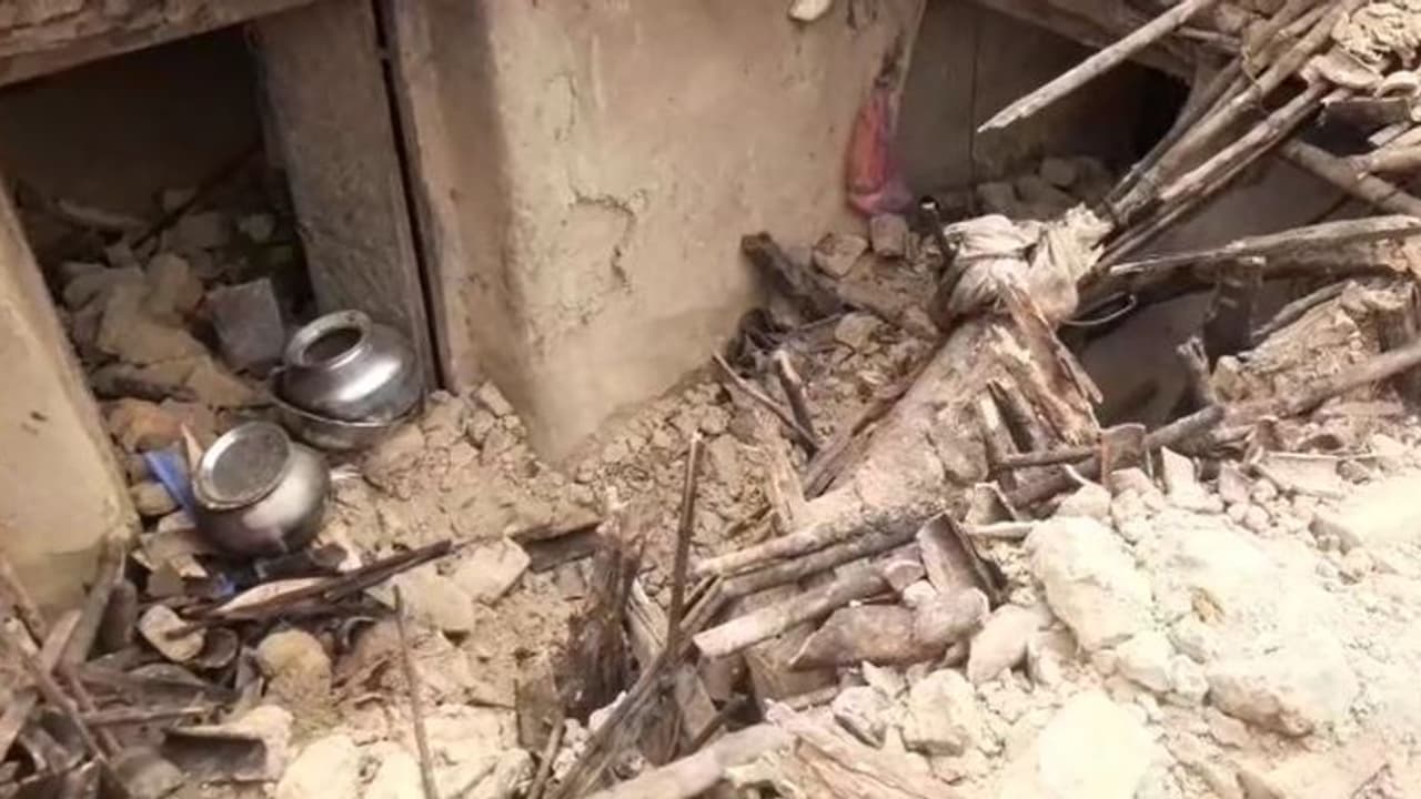 ছেলের আবাস যোজনার বাড়িতে ঠাঁই হয়নি, বৃষ্টিতে কাঁচাবাড়ি ধসে মৃত্যু মায়ের ছেলের আবাস যোজনার বাড়িতে ঠাঁই হয়নি, বৃষ্টিতে কাঁচাবাড়ি ধসে মৃত্যু মায়ের