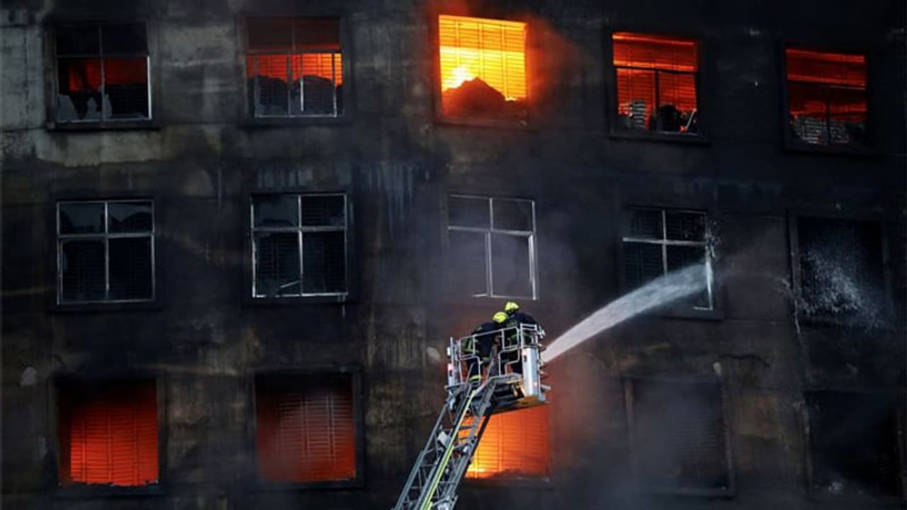 ಬಾಂಗ್ಲಾ ಜ್ಯೂಸ್‌ ಫ್ಯಾಕ್ಟರಿಗೆ ಬೆಂಕಿ: 52 ಜನ ಸಜೀವ ದಹನ!