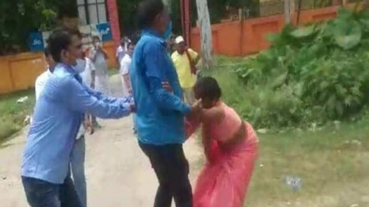 यूपी ब्लॉक चुनाव: सरेआम एक महिला के साथ ऐसा क्या हुआ कि सीएम योगी को लेना पड़ा सख्त एक्शन यूपी ब्लॉक चुनाव: सरेआम एक महिला के साथ ऐसा क्या हुआ कि सीएम योगी को लेना पड़ा सख्त एक्शन