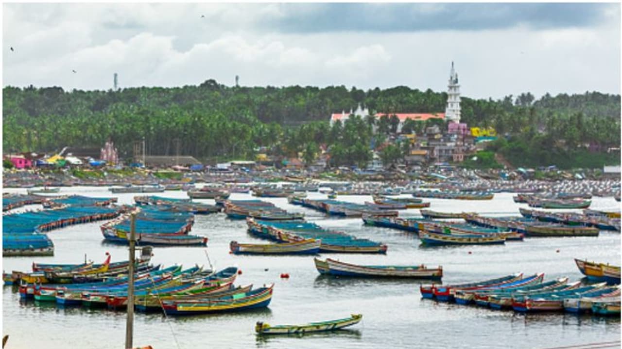കാറ്റ് ശക്തമാകും; കേരള തീരത്ത് മത്സ്യബന്ധനത്തിന് വിലക്ക്, ഇന്ന് മുതൽ 13 വരെ കടലിൽ പോകരുത് കാറ്റ് ശക്തമാകും; കേരള തീരത്ത് മത്സ്യബന്ധനത്തിന് വിലക്ക്, ഇന്ന് മുതൽ 13 വരെ കടലിൽ പോകരുത്