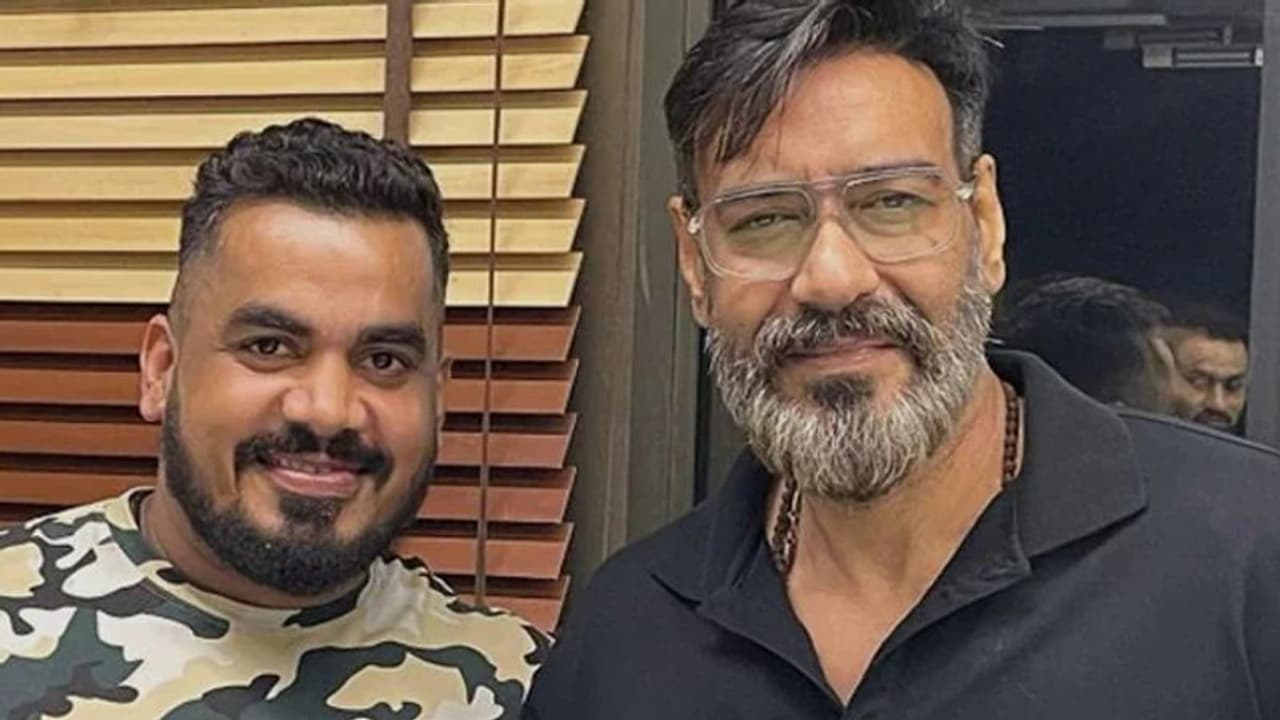 सफेद दाढ़ी मूंछ और बड़ी फ्रेम का चश्मा पहने नजर आए अजय देवगन, नेचुरल लुक देख फैन्स रह गए हैरान सफेद दाढ़ी मूंछ और बड़ी फ्रेम का चश्मा पहने नजर आए अजय देवगन, नेचुरल लुक देख फैन्स रह गए हैरान