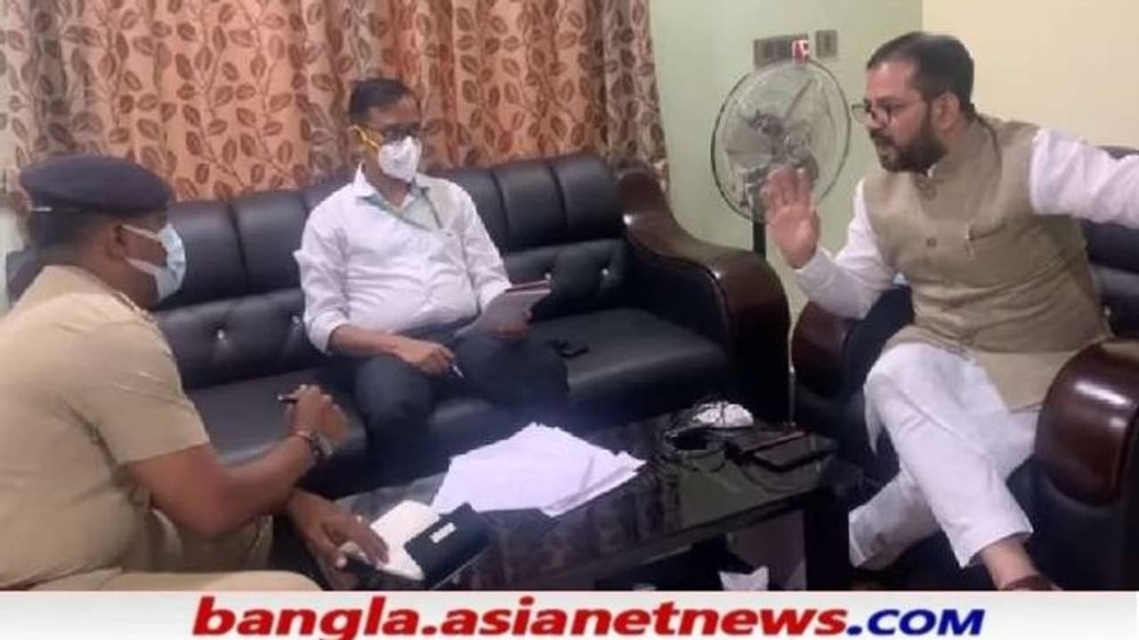 'মুর্শিদাবাদে কোথাও সন্ত্রাস হয়নি', জাতীয় মানবাধিকার কমিশনকে দেখে চাপ বাড়ল কি তৃণমূলের 'মুর্শিদাবাদে কোথাও সন্ত্রাস হয়নি', জাতীয় মানবাধিকার কমিশনকে দেখে চাপ বাড়ল কি তৃণমূলের