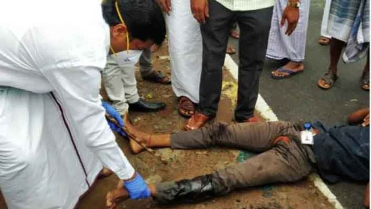 என்ன ஒரு மனிதாபிமானம்.. விபத்தில் சிக்கி கால் முறிந்த இளைஞர்.. கட்சி வேட்டியை கிழித்து கட்டுப்போட்ட Doctor MLA என்ன ஒரு மனிதாபிமானம்.. விபத்தில் சிக்கி கால் முறிந்த இளைஞர்.. கட்சி வேட்டியை கிழித்து கட்டுப்போட்ட Doctor MLA