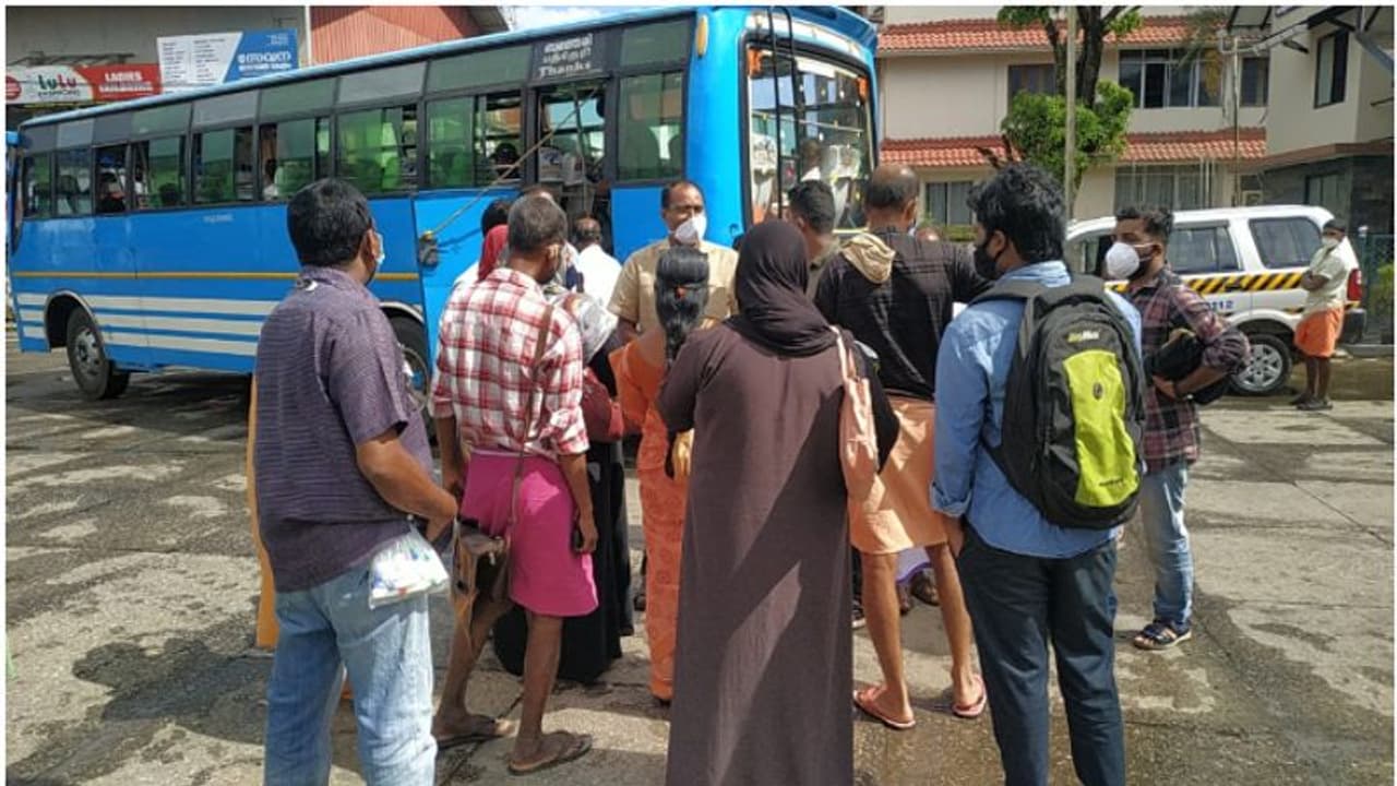 കൊവിഡ് നിയന്ത്രണം അറിയാതെ ബസ് സര്വ്വീസ്, പൊലീസ് തടഞ്ഞു; യാത്രക്കാര് പെരുവഴിയിലായി കൊവിഡ് നിയന്ത്രണം അറിയാതെ ബസ് സര്വ്വീസ്, പൊലീസ് തടഞ്ഞു; യാത്രക്കാര് പെരുവഴിയിലായി