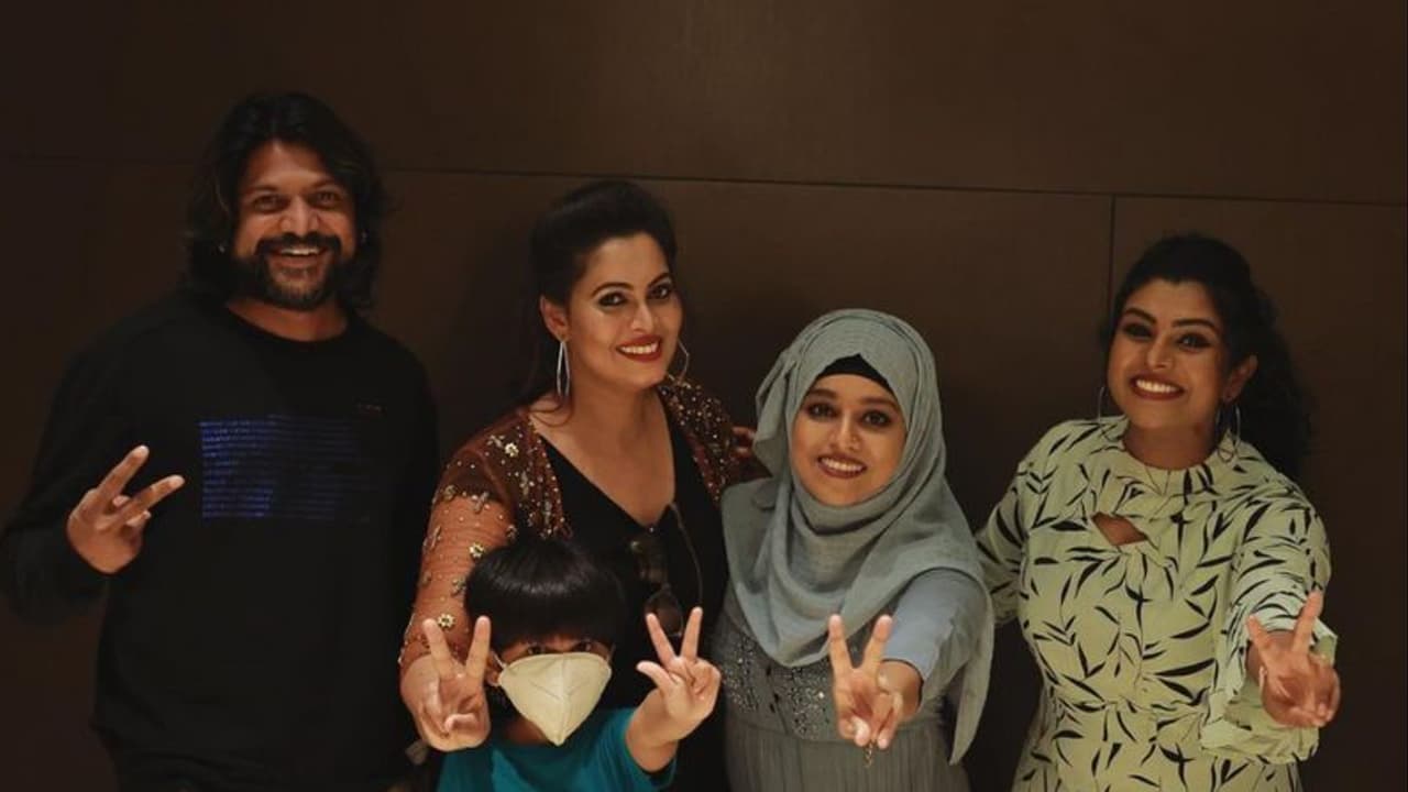 ഒത്തുകൂടി ബിഗ് ബോസ് കൂട്ട്; പാട്ടും ഡാൻസും കഥപറച്ചിലുമായി ആഘോഷം ഒത്തുകൂടി ബിഗ് ബോസ് കൂട്ട്; പാട്ടും ഡാൻസും കഥപറച്ചിലുമായി ആഘോഷം