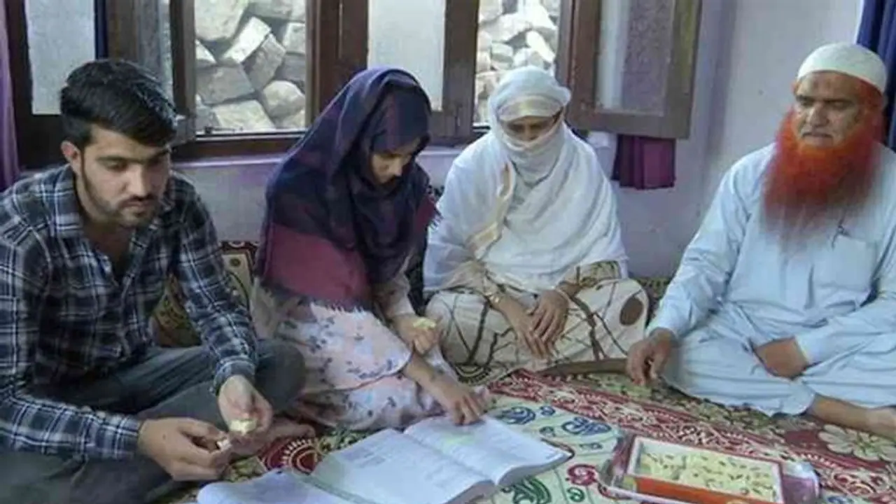 JKBOSE 12वीं बोर्ड परीक्षा 2021: सभी बाधाओं को पार करते हुए गरीब परिवार की बेटी ने 12वीं में स्कोर किए 98.6% JKBOSE 12वीं बोर्ड परीक्षा 2021: सभी बाधाओं को पार करते हुए गरीब परिवार की बेटी ने 12वीं में स्कोर किए 98.6%