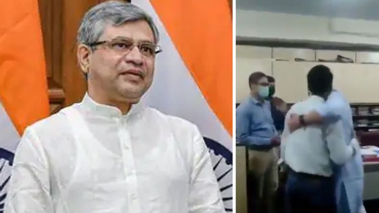 ರೈಲ್ವೇ ಸಿಬ್ಬಂದಿ ಮನಗೆದ್ದ ರೈಲ್ವೇ ಮಂತ್ರಿ: ಸರ್ ಅಲ್ಲ, ಬಾಸ್ ಎನ್ನುತ್ತಾ ಇಂಜಿನಿಯರ್ ಅಪ್ಪಿಕೊಂಡ್ರು! ರೈಲ್ವೇ ಸಿಬ್ಬಂದಿ ಮನಗೆದ್ದ ರೈಲ್ವೇ ಮಂತ್ರಿ: ಸರ್ ಅಲ್ಲ, ಬಾಸ್ ಎನ್ನುತ್ತಾ ಇಂಜಿನಿಯರ್ ಅಪ್ಪಿಕೊಂಡ್ರು!