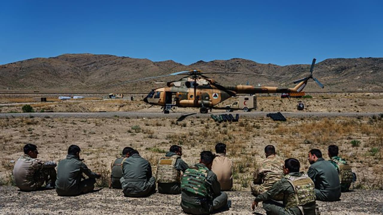 अफगानिस्तान से वापस बुलाए गए 50 इंडियन डिप्लोमेट्स और कर्मचारी, यहां तालिबान का खतरा बढ़ा अफगानिस्तान से वापस बुलाए गए 50 इंडियन डिप्लोमेट्स और कर्मचारी, यहां तालिबान का खतरा बढ़ा