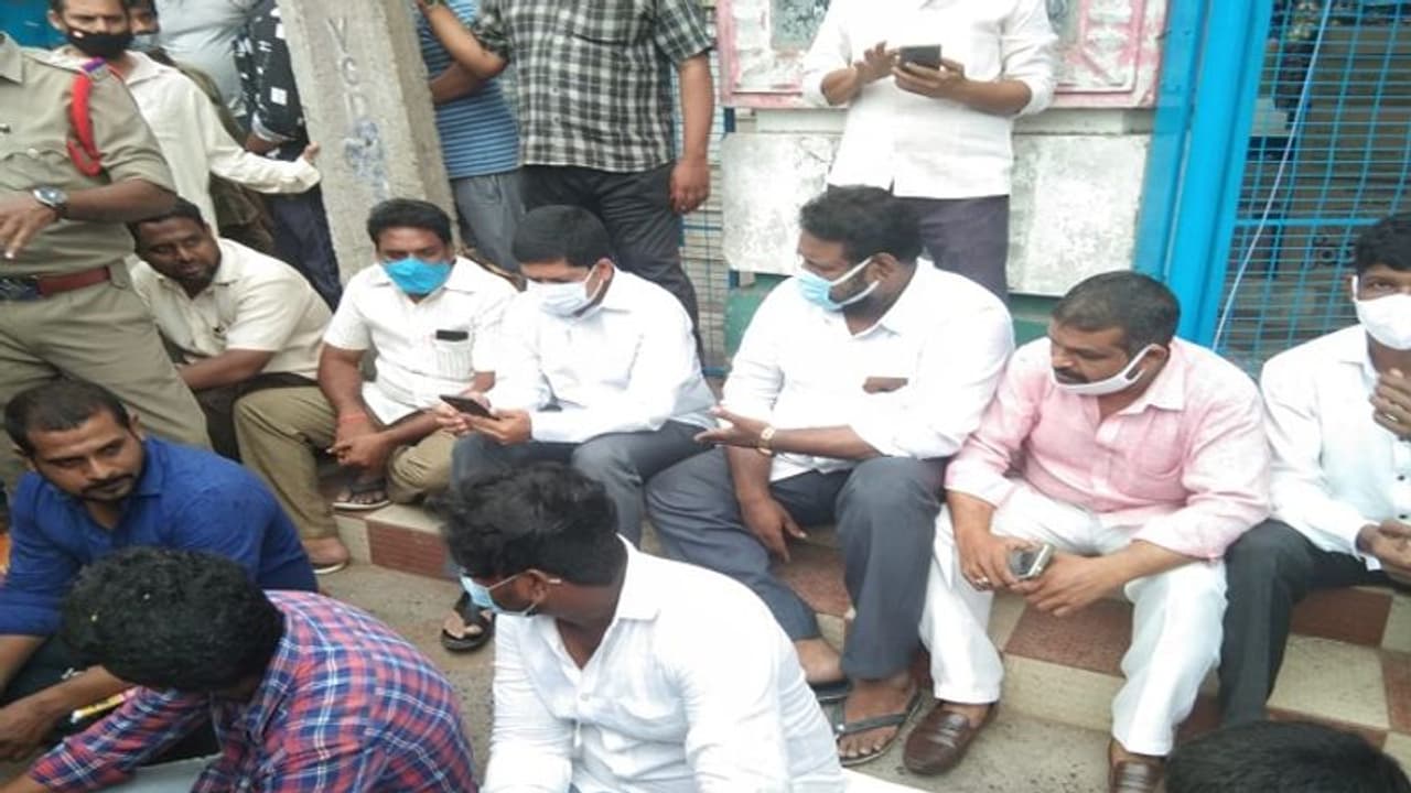 ఆక్రమణలపేరుతో టీడీపీ వారి కట్టడాల కూల్చివేత.. కొల్లు రవీంద్ర ఆగ్రహం (వీడియో) ఆక్రమణలపేరుతో టీడీపీ వారి కట్టడాల కూల్చివేత.. కొల్లు రవీంద్ర ఆగ్రహం (వీడియో)