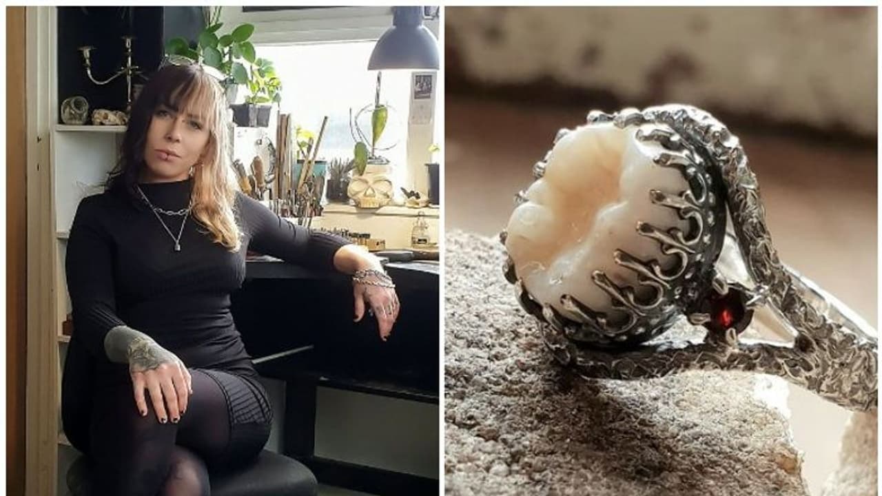 മരിച്ചവരുടെ പല്ലുകളും ചിതാഭസ്മവും മുടിയും ഉപയോഗിച്ച് ആഭരണങ്ങളുണ്ടാക്കുന്ന യുവതി മരിച്ചവരുടെ പല്ലുകളും ചിതാഭസ്മവും മുടിയും ഉപയോഗിച്ച് ആഭരണങ്ങളുണ്ടാക്കുന്ന യുവതി