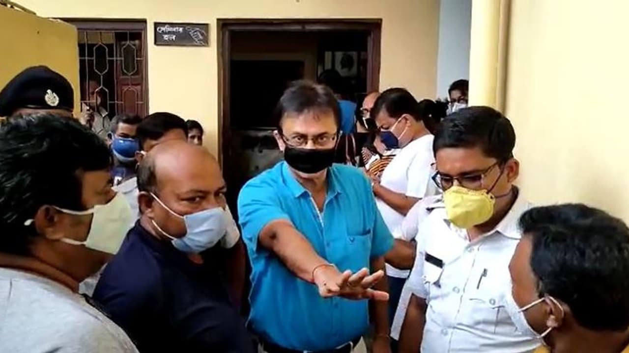 টিকা নিতে গেলে দেখা হচ্ছে রাজনৈতিক রং, হাওড়ায় বিক্ষোভ বিজেপির টিকা নিতে গেলে দেখা হচ্ছে রাজনৈতিক রং, হাওড়ায় বিক্ষোভ বিজেপির