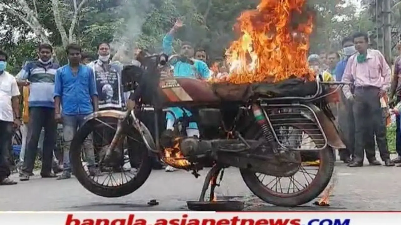 পেট্রোপণ্যের মূল্যবৃদ্ধিতে প্রতিবাদ TMC র, কোথাও বাইক জ্বালিয়ে কোথাও গরুর গাড়ি চালিয়ে পেট্রোপণ্যের মূল্যবৃদ্ধিতে প্রতিবাদ TMC র, কোথাও বাইক জ্বালিয়ে কোথাও গরুর গাড়ি চালিয়ে