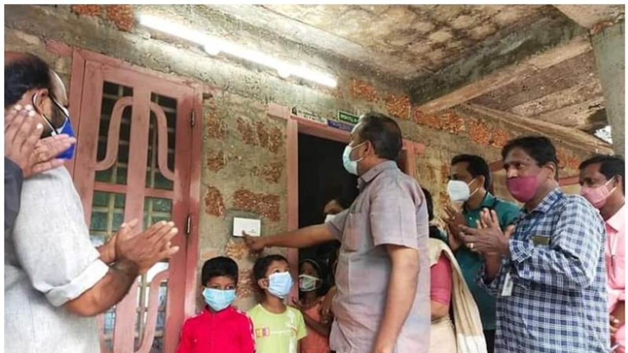 10 വര്ഷമായി വൈദ്യുതിയില്ലെന്ന് മൂന്നാം ക്ലാസുകാരന്റെ പരാതി, മന്ത്രിയുടെ ഇടപെടല്; വീട്ടില് വൈദ്യുതിയെത്തി 10 വര്ഷമായി വൈദ്യുതിയില്ലെന്ന് മൂന്നാം ക്ലാസുകാരന്റെ പരാതി, മന്ത്രിയുടെ ഇടപെടല്; വീട്ടില് വൈദ്യുതിയെത്തി