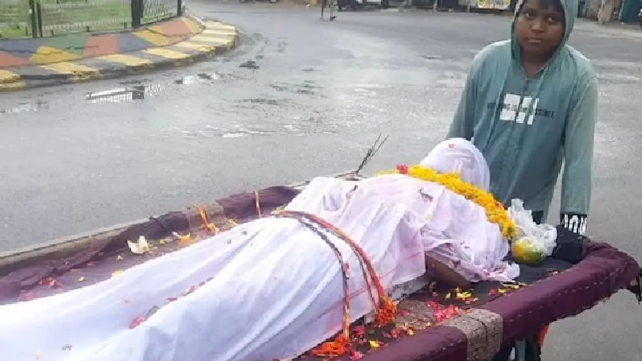 जिंदा आदमी की निकाली शव यात्रा, लोग मातम भी मना रहे..अंत में अर्थी से उठ युवक ने सुनाई दर्दभरी कहानी