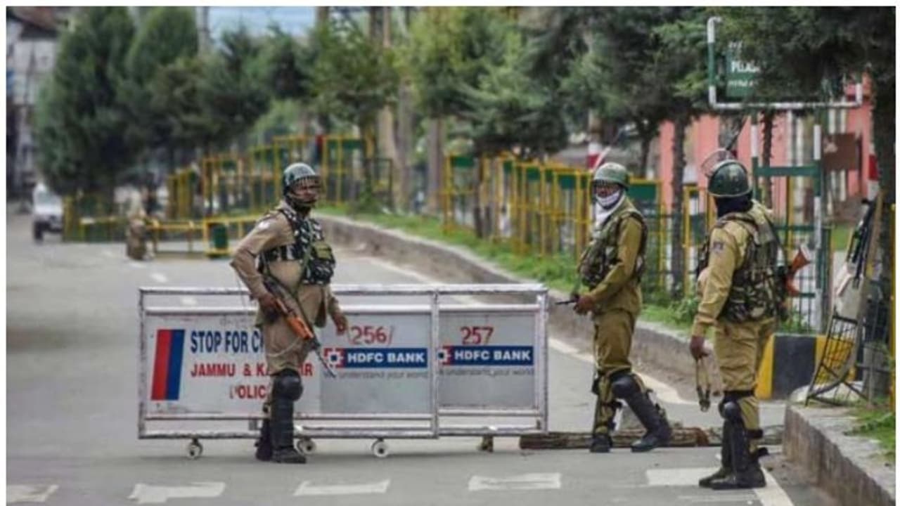 ഭീകരവാദ ബന്ധമെന്ന് ആരോപണം; ജമ്മു കശ്മീരില് 11 സര്ക്കാര് ഉദ്യോഗസ്ഥരെ പുറത്താക്കി ഭീകരവാദ ബന്ധമെന്ന് ആരോപണം; ജമ്മു കശ്മീരില് 11 സര്ക്കാര് ഉദ്യോഗസ്ഥരെ പുറത്താക്കി
