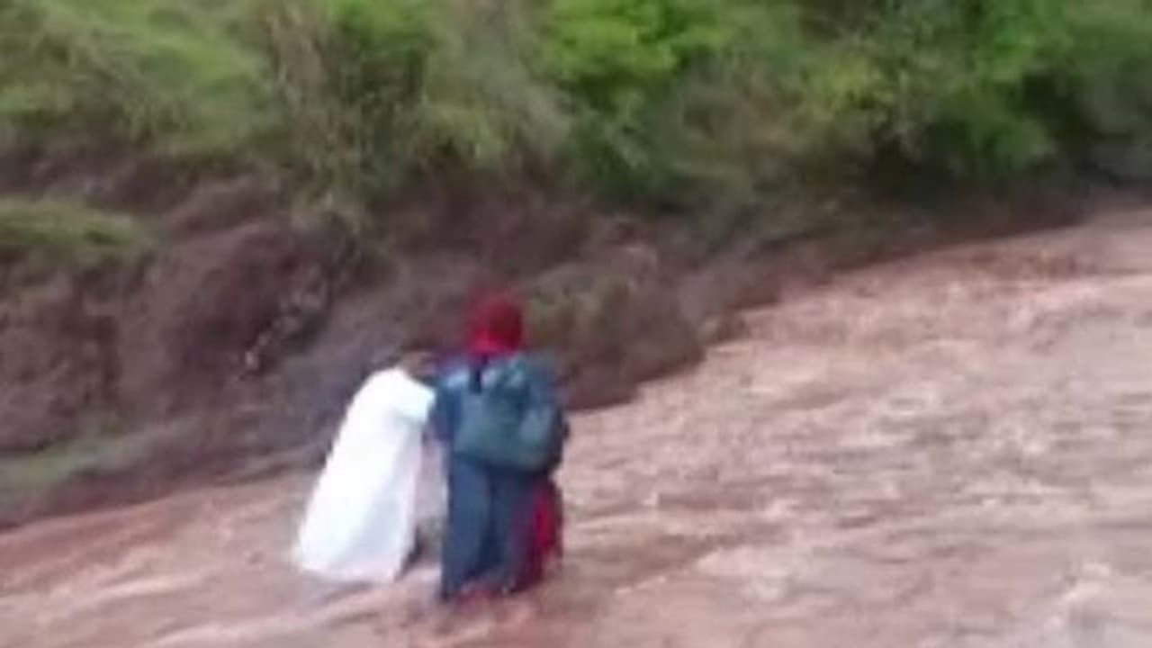 यूं ही नहीं कहला रहे वॉरियर्सः नाव नही मिली तो पैदल ही नदी पार पहुंच गए वैक्सीन लगाने यूं ही नहीं कहला रहे वॉरियर्सः नाव नही मिली तो पैदल ही नदी पार पहुंच गए वैक्सीन लगाने