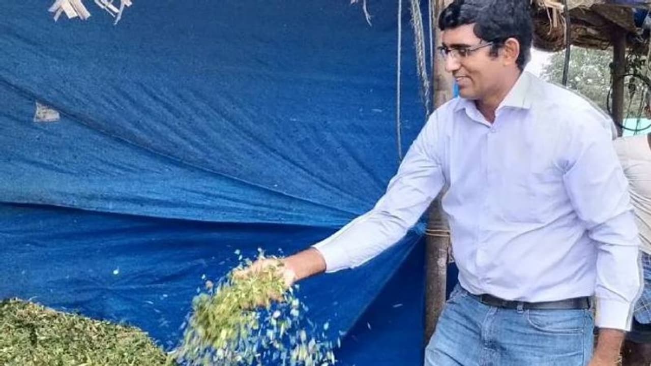 യുഎസ്സിലെ സ്വപ്നതുല്യമായ ജീവിതമുപേക്ഷിച്ച് നാട്ടിലേക്ക്, ക്ഷീരകർഷകനായി സമ്പാദിക്കുന്നത് കോടികൾ... യുഎസ്സിലെ സ്വപ്നതുല്യമായ ജീവിതമുപേക്ഷിച്ച് നാട്ടിലേക്ക്, ക്ഷീരകർഷകനായി സമ്പാദിക്കുന്നത് കോടികൾ...