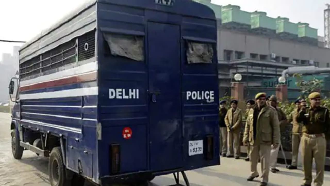 दिल्ली में फिर सरेआम हत्या: दो गुटों में संघर्ष, लाठी डंडे, चेन से पीटकर एक युवक को मार डाला, दो घायल