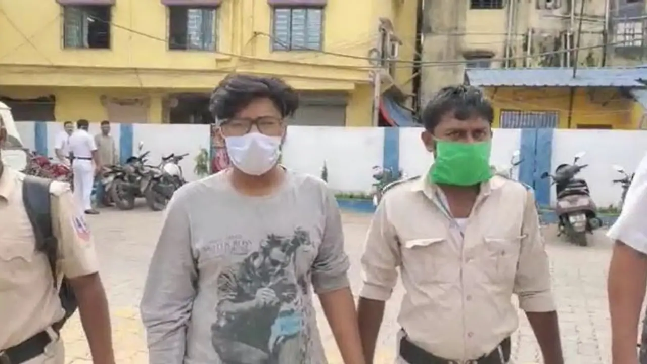 ভুয়ো স্কুল সার্টিফিকেট নিয়ে ৯ বছর ভারতে, পাসপোর্ট বানাতে গিয়ে ধৃত বাংলাদেশি