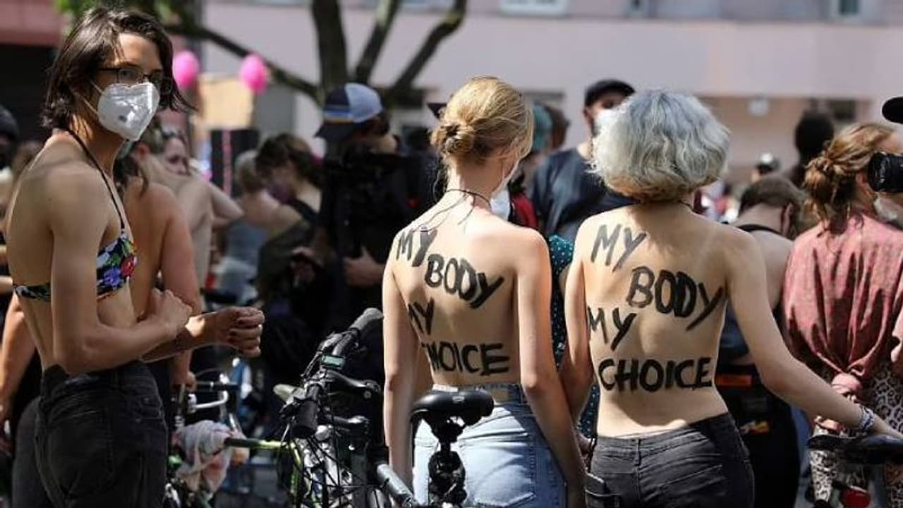 ബ്രാ ധരിച്ച് പുരുഷന്മാർ, മേൽവസ്ത്രമില്ലാതെ സ്ത്രീകൾ; ബെർലിനിൽ 'എന്റെ ശരീരം എന്റെ സ്വാതന്ത്ര്യം' പ്രതിഷേധം ബ്രാ ധരിച്ച് പുരുഷന്മാർ, മേൽവസ്ത്രമില്ലാതെ സ്ത്രീകൾ; ബെർലിനിൽ 'എന്റെ ശരീരം എന്റെ സ്വാതന്ത്ര്യം' പ്രതിഷേധം