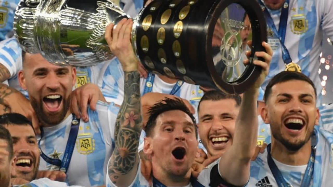 കോപ്പയുമായി ഡ്രസിംഗ് റൂമില് മെസിയുടെ വിജയനൃത്തം; വൈറലായി വീഡിയോ കോപ്പയുമായി ഡ്രസിംഗ് റൂമില് മെസിയുടെ വിജയനൃത്തം; വൈറലായി വീഡിയോ