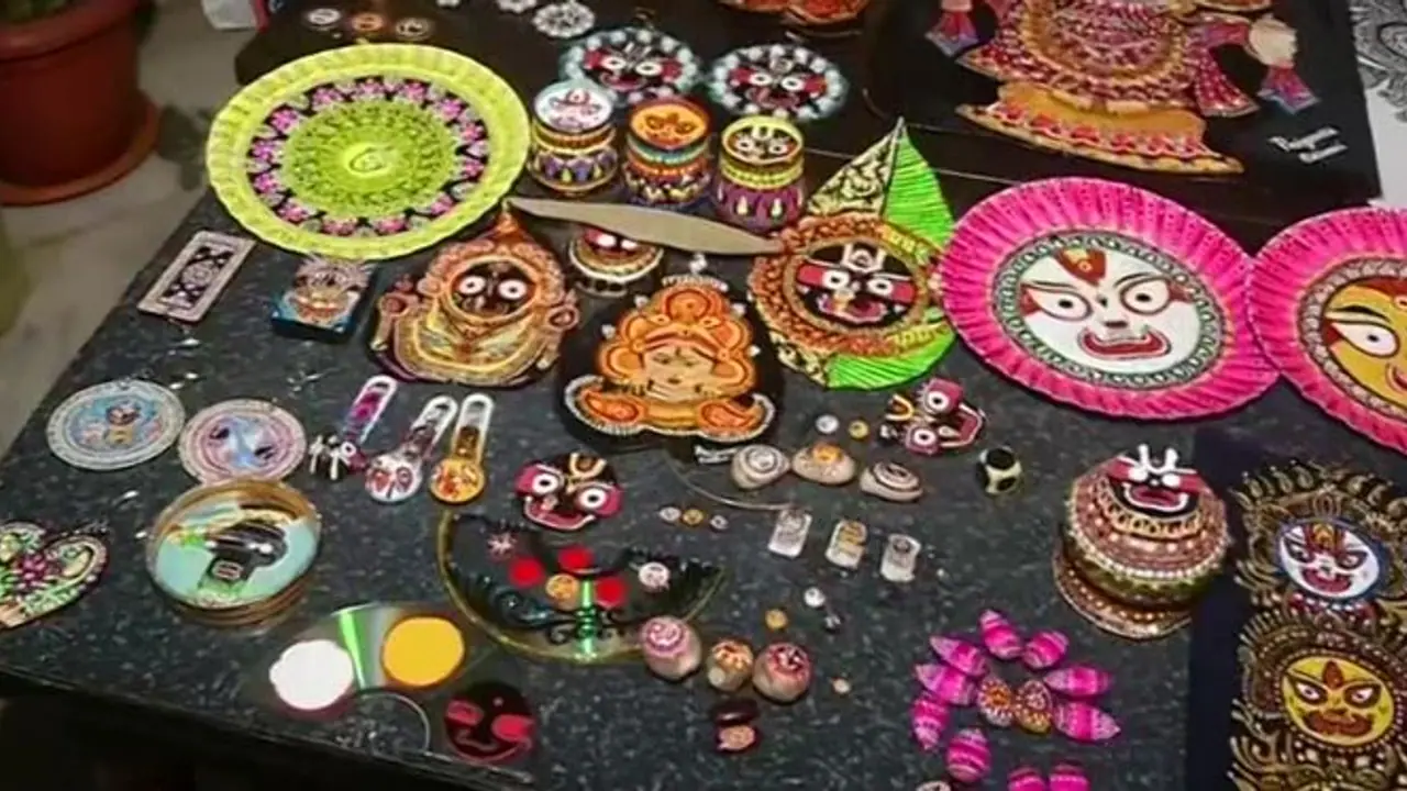 কাঁঠাল থেকে ওরিও বিস্কুট, রথযাত্রার আগে জগন্নাথ দেবের ১০৮ ছবি আঁকলেন প্রযুক্তিবিদ কাঁঠাল থেকে ওরিও বিস্কুট, রথযাত্রার আগে জগন্নাথ দেবের ১০৮ ছবি আঁকলেন প্রযুক্তিবিদ