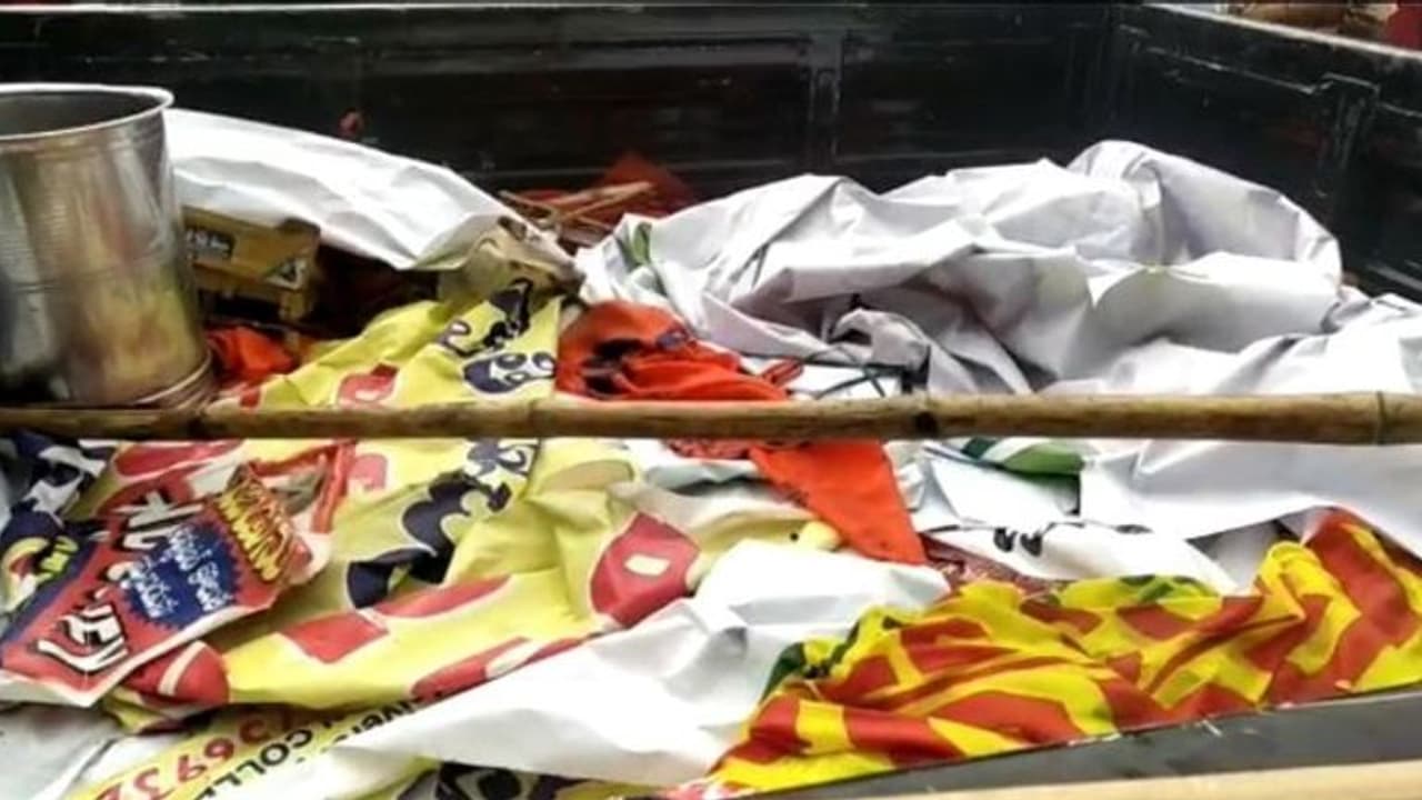 బండి సంజయ్ భర్త్ డే ప్లెక్సీల వివాదం... కరీంనగర్ లో ఉద్రిక్తత (వీడియో) బండి సంజయ్ భర్త్ డే ప్లెక్సీల వివాదం... కరీంనగర్ లో ఉద్రిక్తత (వీడియో)