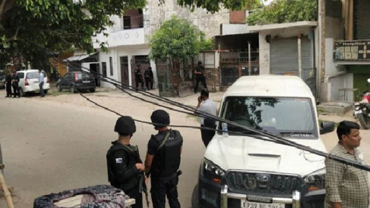 लखनऊ से अलकायदा के 2 आतंकी पकड़े, भारी मात्रा में मिला गोला बारूद..कई जगह करने वाले थे बम धमाके लखनऊ से अलकायदा के 2 आतंकी पकड़े, भारी मात्रा में मिला गोला बारूद..कई जगह करने वाले थे बम धमाके