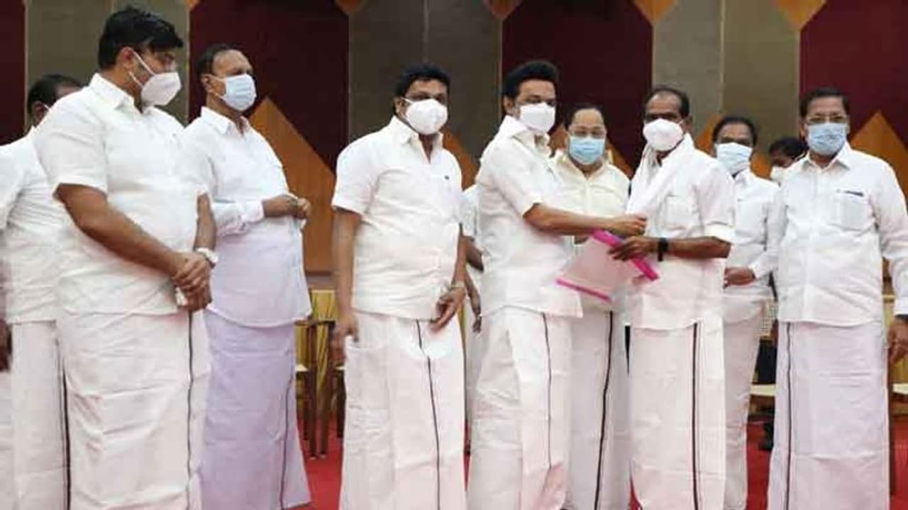 ஓபிஎஸ் வெறும் ரப்பர் ஸ்டாம்ப்.. எடப்பாடி பழனிசாமி சர்வாதிகாரி.. கிழித்து தொங்கவிடும் அதிமுக முன்னாள் எம்.பி.! ஓபிஎஸ் வெறும் ரப்பர் ஸ்டாம்ப்.. எடப்பாடி பழனிசாமி சர்வாதிகாரி.. கிழித்து தொங்கவிடும் அதிமுக முன்னாள் எம்.பி.!