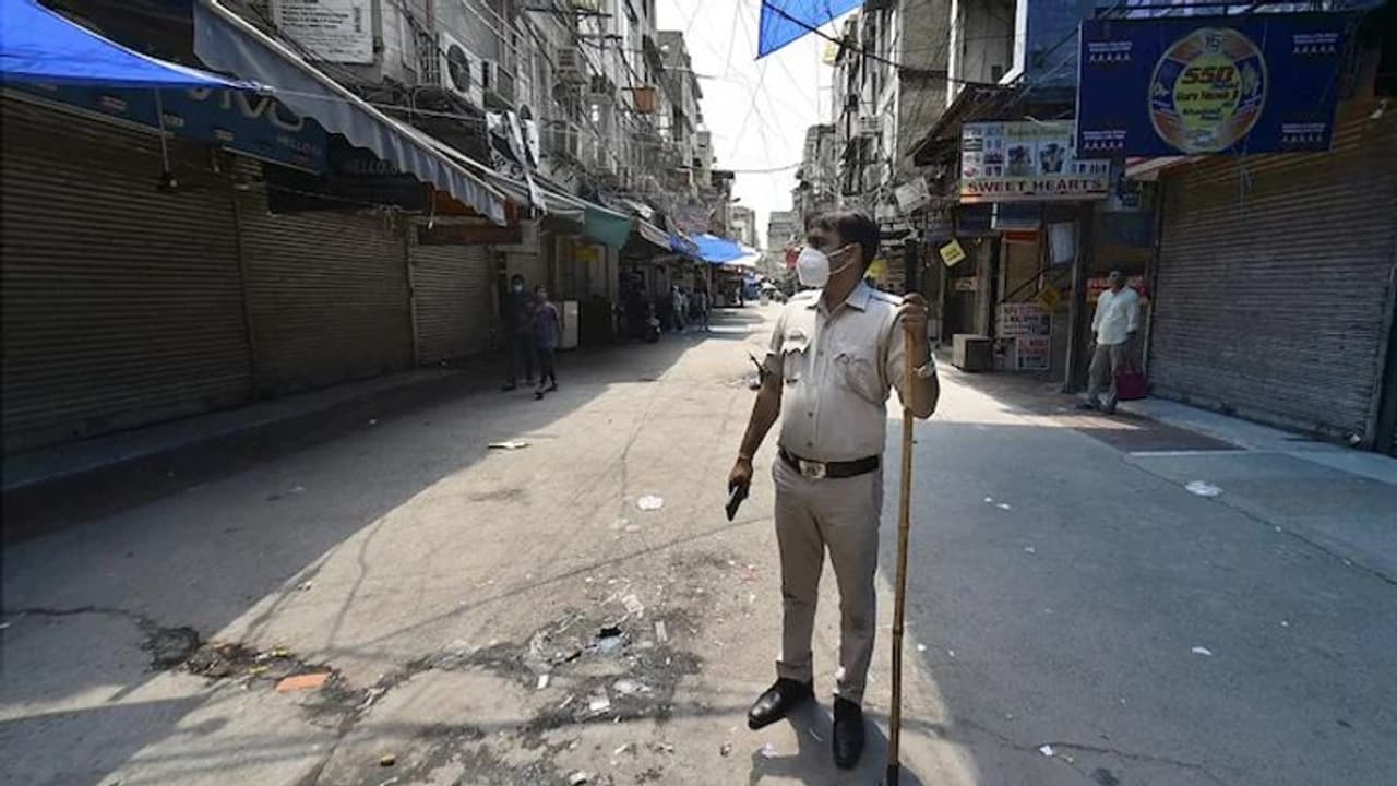 Delhi Lockdown: লাল সতর্কতা জারি, তাহলে কি সম্পূর্ণ লকডাউনের পথে দিল্লি