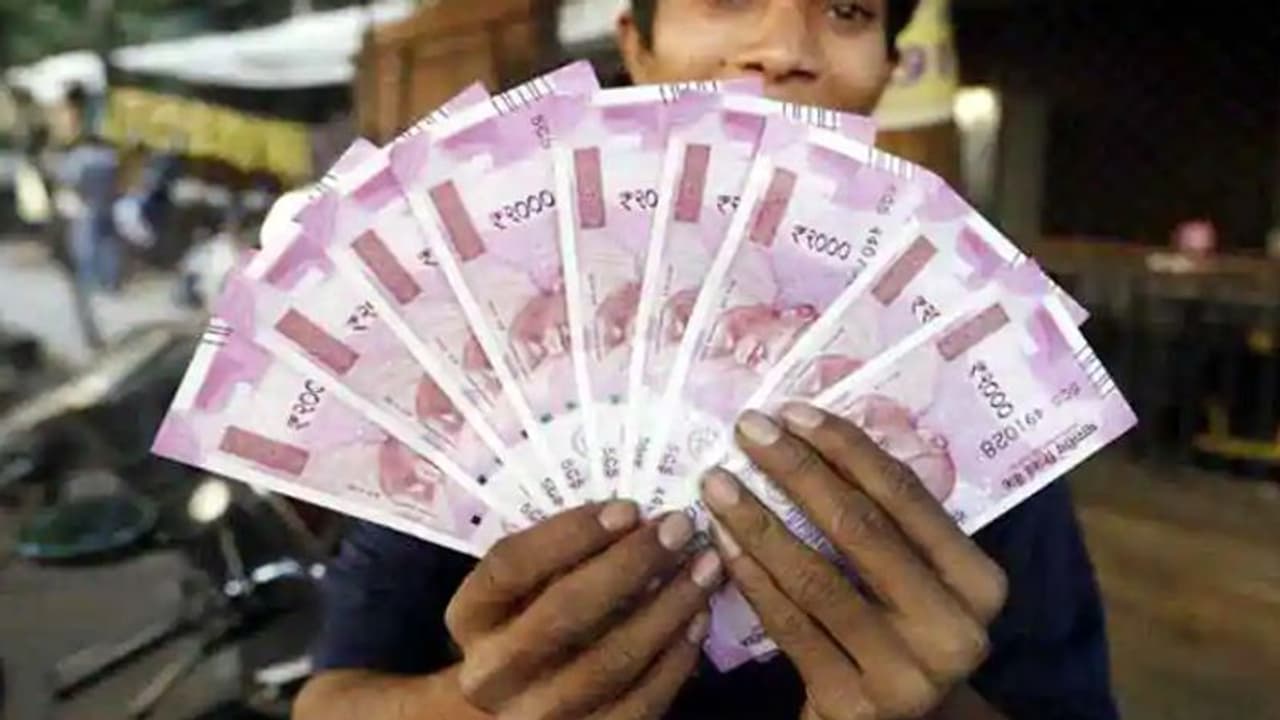 জানেন কি, এই সরকারি স্কিমে মাত্র ৫০ টাকারও কম ইনভেস্ট করলেই পেয়ে যাবেন ১০ লাখ টাকা জানেন কি, এই সরকারি স্কিমে মাত্র ৫০ টাকারও কম ইনভেস্ট করলেই পেয়ে যাবেন ১০ লাখ টাকা