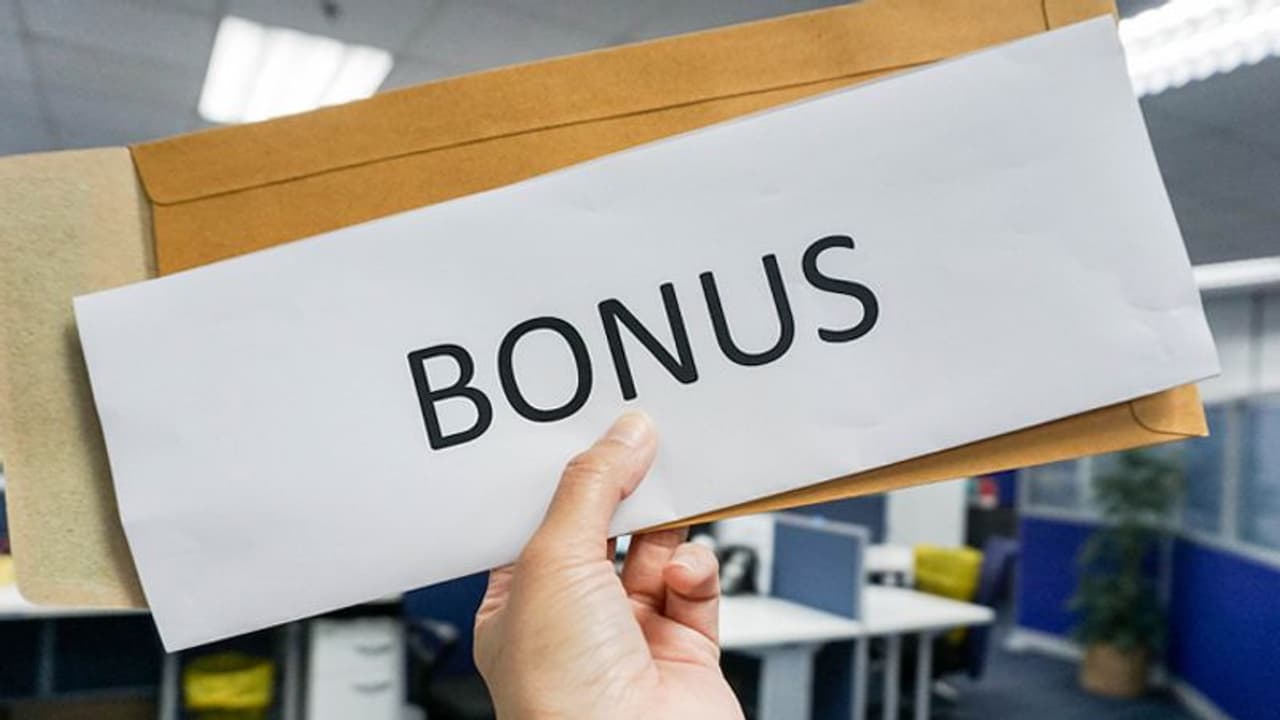 ಉದ್ಯೋಗಿಗಳಿಗೆ ಬಂಪರ್, ವಾರ್ಷಿಕ ಬೋನಸ್ಗೆ ಬರೋಬ್ಬರಿ 4 ವರ್ಷದ ಸ್ಯಾಲರಿ ನೀಡಿದ ಕಂಪನಿ! ಉದ್ಯೋಗಿಗಳಿಗೆ ಬಂಪರ್, ವಾರ್ಷಿಕ ಬೋನಸ್ಗೆ ಬರೋಬ್ಬರಿ 4 ವರ್ಷದ ಸ್ಯಾಲರಿ ನೀಡಿದ ಕಂಪನಿ!