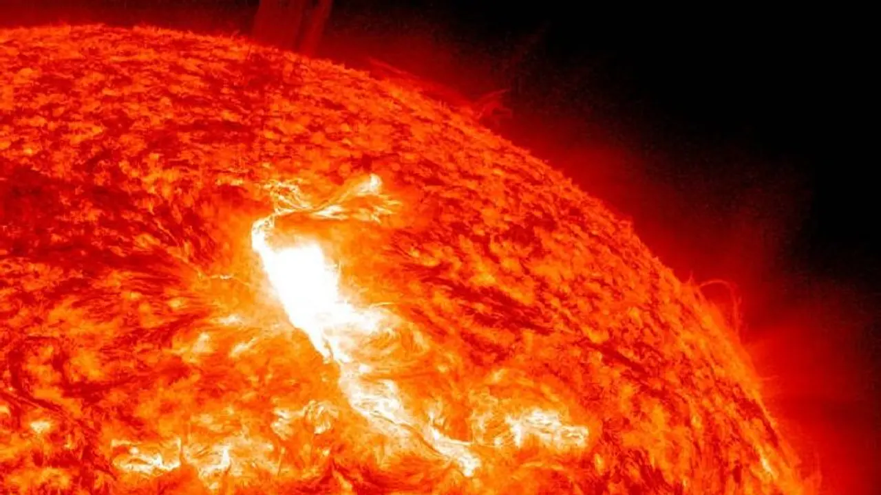 ಭೂಮಿಗೆ ಅಪ್ಪಳಿಸುತ್ತಿದೆ ಸೌರ ಚಂಡಮಾರುತ, ವಿದ್ಯುತ್, ಮೊಬೈಲ್ ಸಿಗ್ನಲ್ ವ್ಯತ್ಯಯ ಆತಂಕ! ಭೂಮಿಗೆ ಅಪ್ಪಳಿಸುತ್ತಿದೆ ಸೌರ ಚಂಡಮಾರುತ, ವಿದ್ಯುತ್, ಮೊಬೈಲ್ ಸಿಗ್ನಲ್ ವ್ಯತ್ಯಯ ಆತಂಕ!