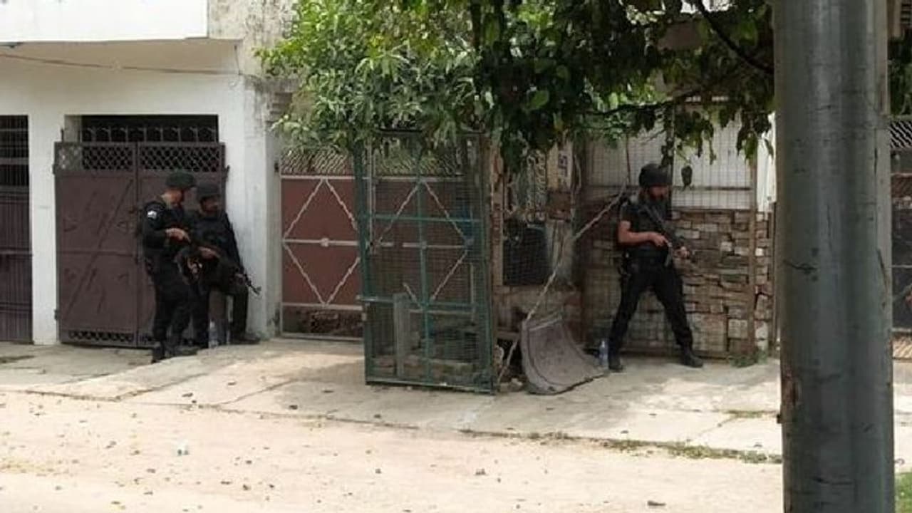 থানার দুশো মিটারের মধ্যেই জঙ্গিঘাঁটি, প্ল্যানিং জেনে মাথায় হাত পুলিশের থানার দুশো মিটারের মধ্যেই জঙ্গিঘাঁটি, প্ল্যানিং জেনে মাথায় হাত পুলিশের