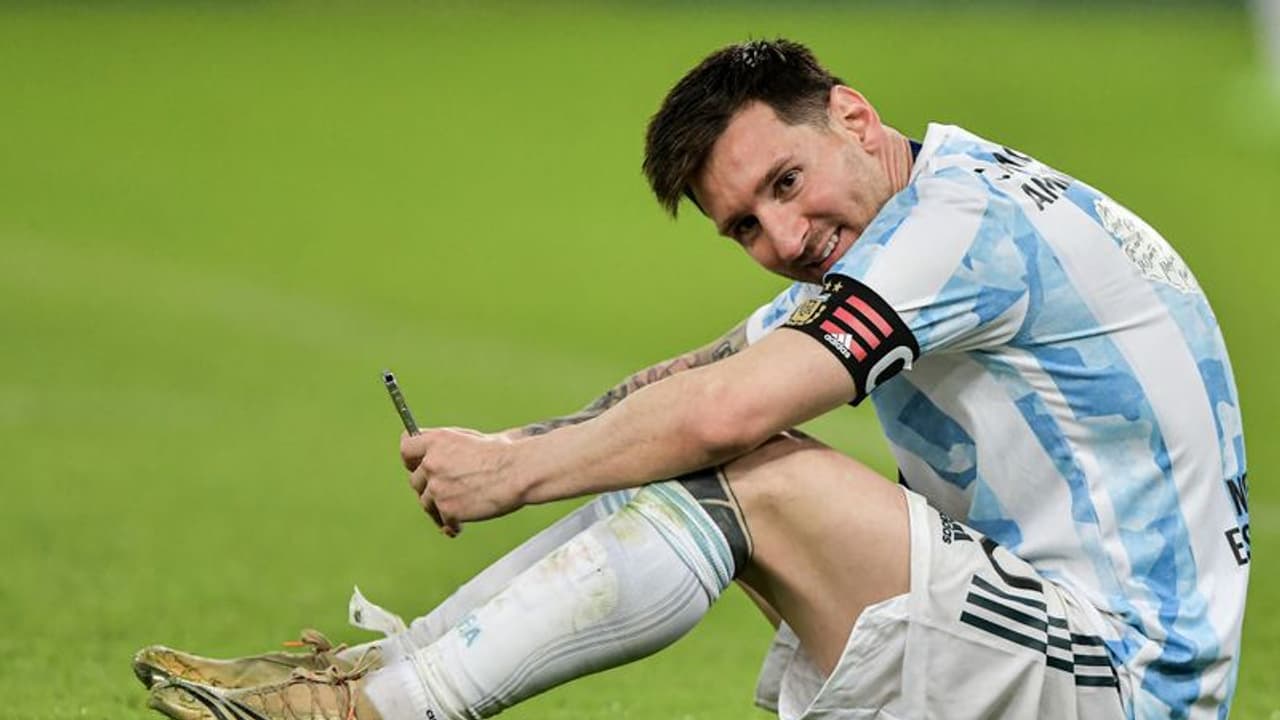 കോപ്പ ജയിച്ചശേഷം കൊച്ചു കുട്ടിയെപ്പോലെ മെഡലുയർത്തിക്കാട്ടി വീട്ടിലേക്ക് മെസ്സിയുടെ വീഡിയോ കോൾ കോപ്പ ജയിച്ചശേഷം കൊച്ചു കുട്ടിയെപ്പോലെ മെഡലുയർത്തിക്കാട്ടി വീട്ടിലേക്ക് മെസ്സിയുടെ വീഡിയോ കോൾ