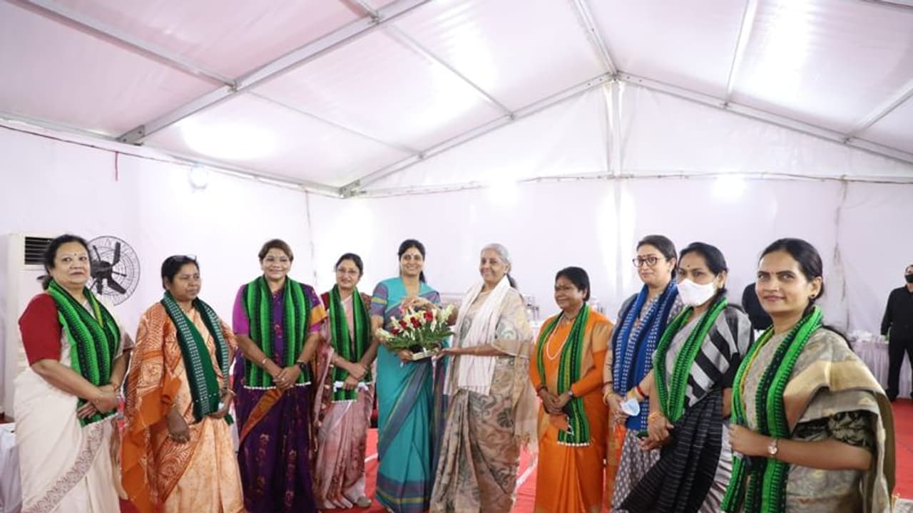 ನಿರ್ಮಲಾ ಸೀತಾರಾಮನ್ ನಿವಾಸದಲ್ಲಿ ಕೇಂದ್ರ ಮಹಿಳಾ ಮಂತ್ರಿಗಳಿಗೆ ಚಹಾ ಕೂಟ! ನಿರ್ಮಲಾ ಸೀತಾರಾಮನ್ ನಿವಾಸದಲ್ಲಿ ಕೇಂದ್ರ ಮಹಿಳಾ ಮಂತ್ರಿಗಳಿಗೆ ಚಹಾ ಕೂಟ!