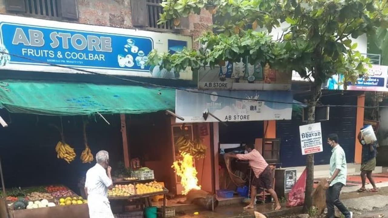 അത്തോളിയിലെ കടയിൽ ഗ്യാസ് സിലിണ്ടറിന് തീപിടിച്ചു; ഫയഫോഴ്സ് ഉദ്യോഗസ്ഥന്റെ ഇടപെടൽ വൻ ദുരന്തം ഒഴിവാക്കി അത്തോളിയിലെ കടയിൽ ഗ്യാസ് സിലിണ്ടറിന് തീപിടിച്ചു; ഫയഫോഴ്സ് ഉദ്യോഗസ്ഥന്റെ ഇടപെടൽ വൻ ദുരന്തം ഒഴിവാക്കി