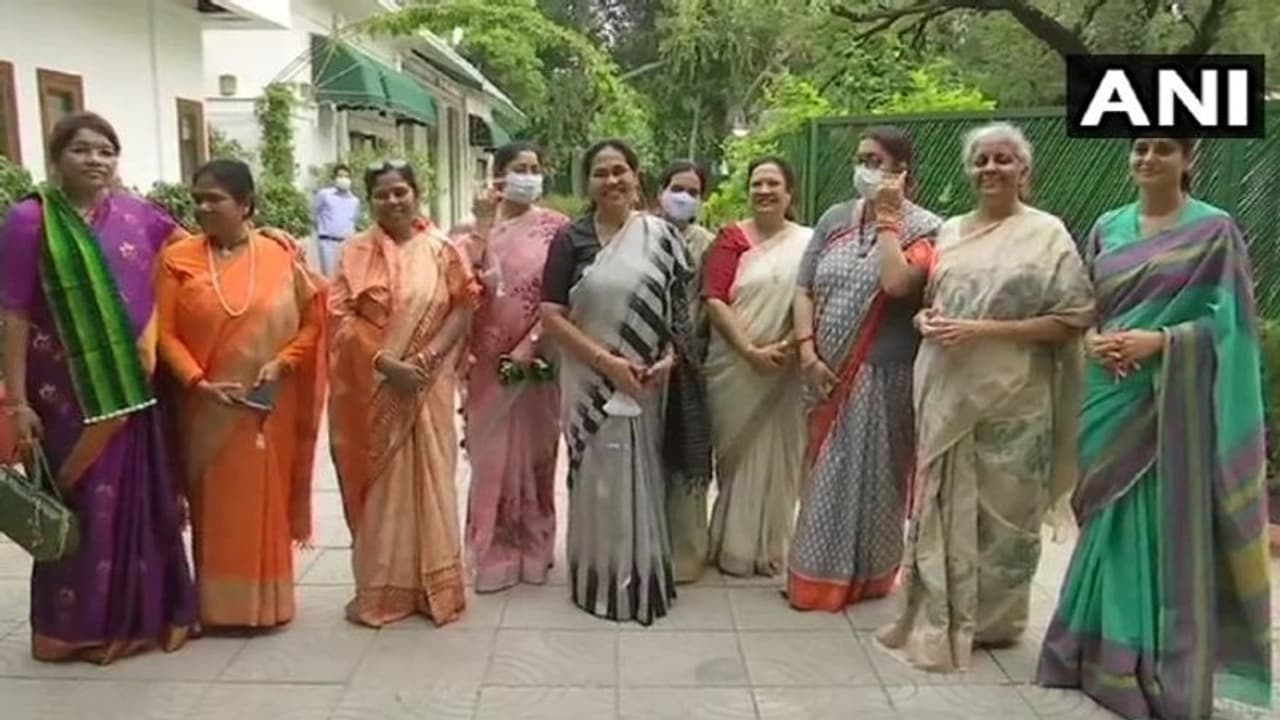 নির্মলার বাড়িতে চায়ের আসর, উপস্থিত প্রধানমন্ত্রীর মন্ত্রিসভায় মহিলা মন্ত্রীরা