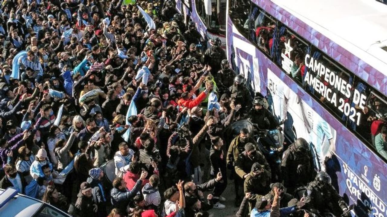 അര്‍ജന്റീനയില്‍ തിരിച്ചെത്തിയ മെസിക്കും സംഘത്തിനും ഗംഭീര സ്വീകരണം വീഡിയോ