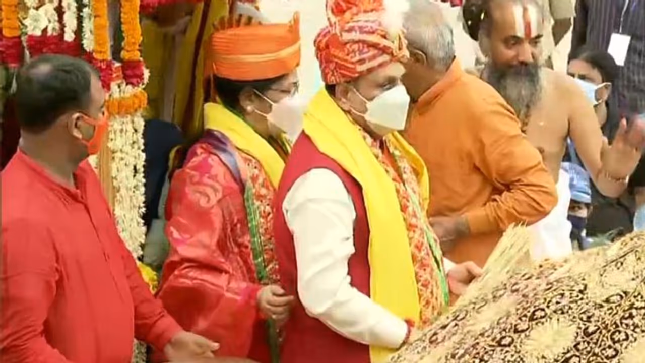 अहमदाबाद में भगवान जगन्नाथ की रथ यात्रा में शामिल हुए अमित शाह, पुरी में कोरोना के चलते 2 दिन का कर्फ्यू अहमदाबाद में भगवान जगन्नाथ की रथ यात्रा में शामिल हुए अमित शाह, पुरी में कोरोना के चलते 2 दिन का कर्फ्यू