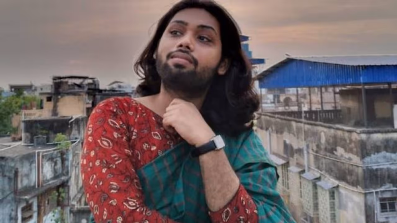 സാരിയുടുത്ത്, മീശയും താടിയും വളർത്തി അചിന്ത, ഇത് അവളുടെ പോരാട്ടം കൂടിയാണ്! സാരിയുടുത്ത്, മീശയും താടിയും വളർത്തി അചിന്ത, ഇത് അവളുടെ പോരാട്ടം കൂടിയാണ്!