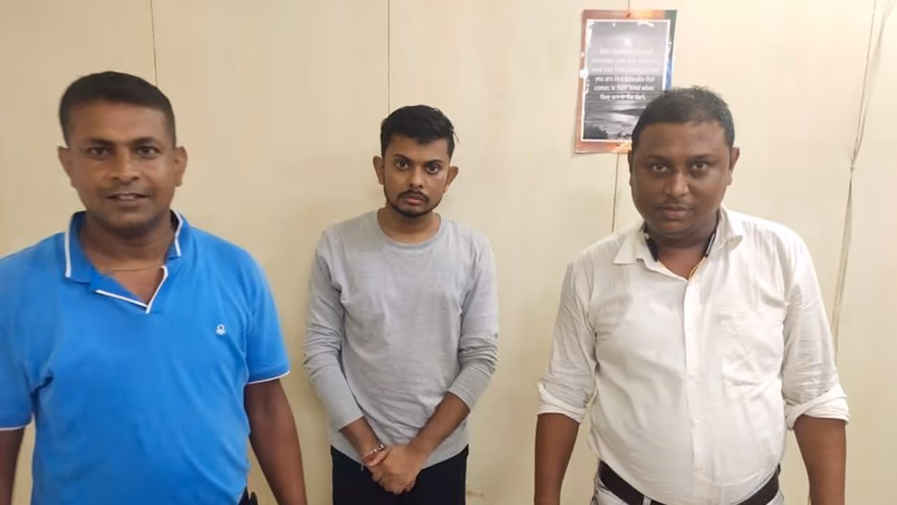 দিল্লিতে গা ঢাকা দিয়েও মিলল না রেহাই, স্ত্রী পর্দাফাঁস করার পরই গ্রেফতার ভুয়ো সিবিআই অফিসার দিল্লিতে গা ঢাকা দিয়েও মিলল না রেহাই, স্ত্রী পর্দাফাঁস করার পরই গ্রেফতার ভুয়ো সিবিআই অফিসার