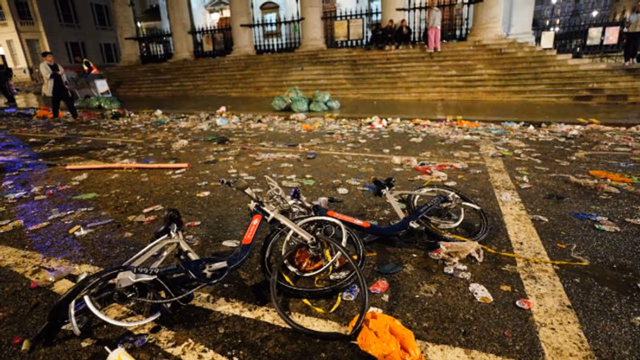 വെള്ളമടി, അടി, ഇടി; യൂറോ ഫൈനലില് ലണ്ടന് യുദ്ധക്കളമാക്കിയ 49 ആരാധകര് അറസ്റ്റില് വെള്ളമടി, അടി, ഇടി; യൂറോ ഫൈനലില് ലണ്ടന് യുദ്ധക്കളമാക്കിയ 49 ആരാധകര് അറസ്റ്റില്