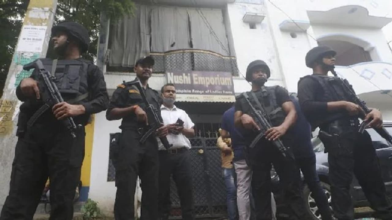 लखनऊ कोर्ट में पेश किए गए अलकायदा के आतंकी, चप्पे चप्पे पर फोर्स तैनात..पहुंचने से पहले खाली कराया परिसर लखनऊ कोर्ट में पेश किए गए अलकायदा के आतंकी, चप्पे चप्पे पर फोर्स तैनात..पहुंचने से पहले खाली कराया परिसर