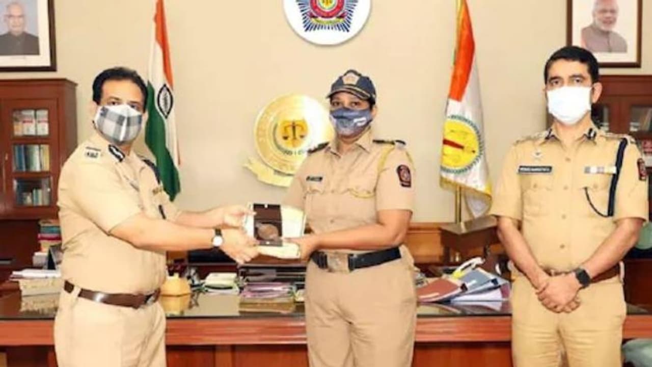 റെഹാന ദത്തെടുത്തത് 50 കുട്ടികളെ, സഹായിക്കാനെന്നും മുന്നിലുണ്ട്, മുംബൈ പൊലീസിലെ ‘മദർ തെരേസ’ റെഹാന ദത്തെടുത്തത് 50 കുട്ടികളെ, സഹായിക്കാനെന്നും മുന്നിലുണ്ട്, മുംബൈ പൊലീസിലെ ‘മദർ തെരേസ’