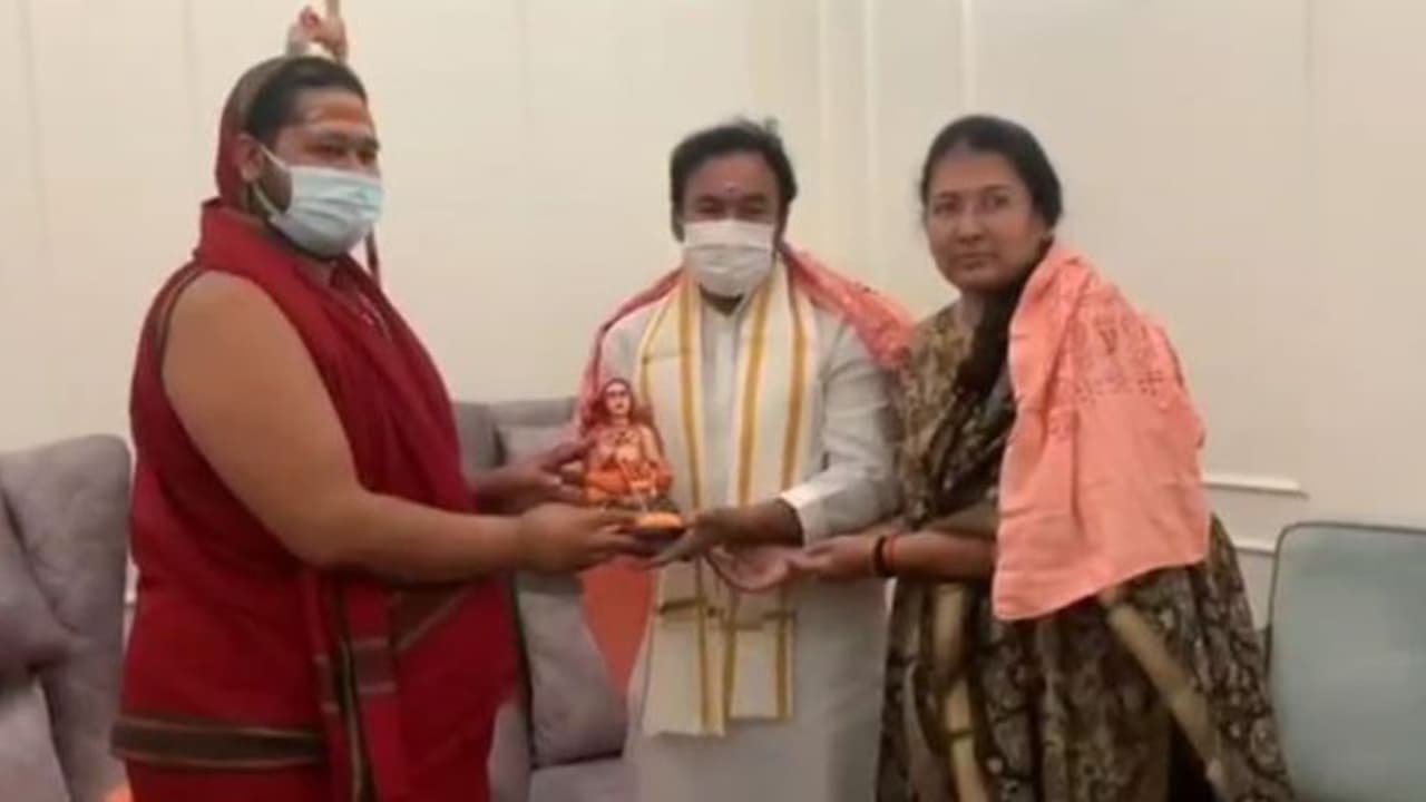 ఏపీలో ఆ దేవాలయాల పరిస్థితి ఇదీ... మీరే పూనుకోవాలి: కేంద్రమంత్రితో శారదాపీఠం ఉత్తరాధికారి భేటీ (వీడియో) ఏపీలో ఆ దేవాలయాల పరిస్థితి ఇదీ... మీరే పూనుకోవాలి: కేంద్రమంత్రితో శారదాపీఠం ఉత్తరాధికారి భేటీ (వీడియో)