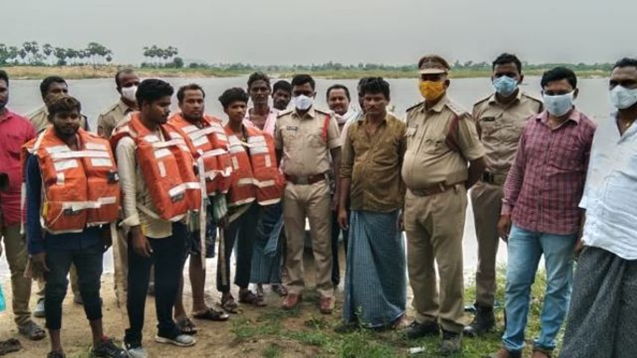 మున్నేరు ఉద్ధృతి... నదీ మధ్యలో చిక్కుకున్న ఇసుక కూలీలు (వీడియో)