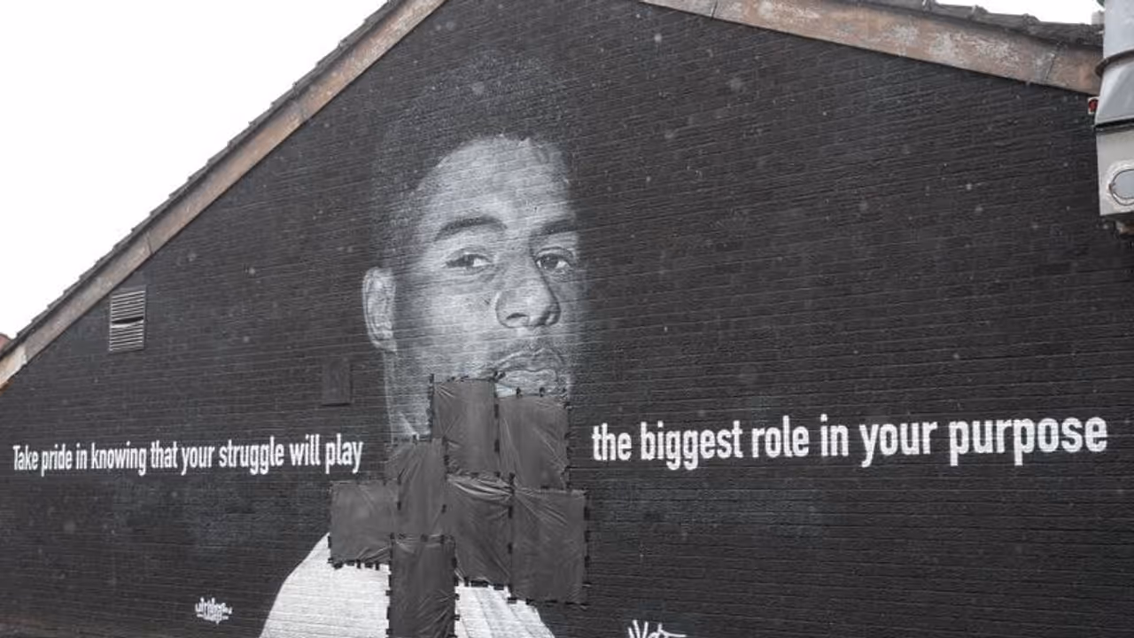 ഇംഗ്ലണ്ടിനെ നാണംകെടുത്തി ആരാധകർ, റാഷ്ഫോർഡിന്റെ ചുമർചിത്രം വികൃതമാക്കി ഇംഗ്ലണ്ടിനെ നാണംകെടുത്തി ആരാധകർ, റാഷ്ഫോർഡിന്റെ ചുമർചിത്രം വികൃതമാക്കി